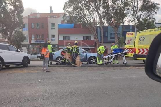  Los bomberos excarcelan a una mujer que quedó aprisionada en un vehículo en Telde tras una colisión/TA.